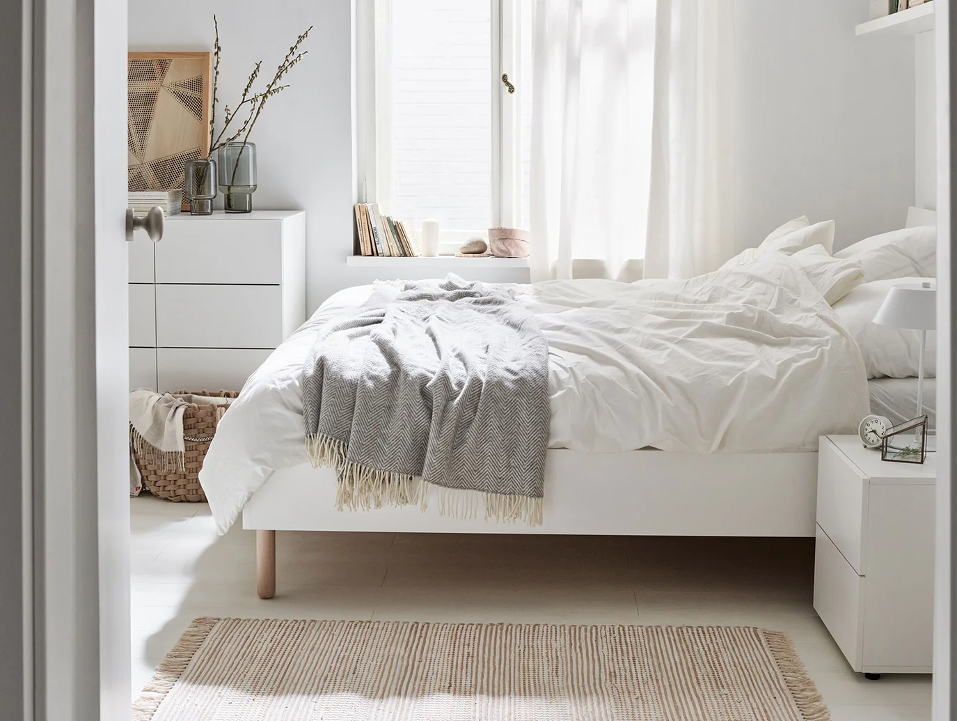 biała sypialnia z przytulną atmosferą